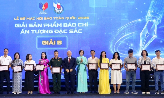 Bà Nguyễn Thị Ngọc DIệp, Phó Tổng biên tập Tap chí Kinh tế Việt Nam (thứ 2 từ trái qua) nhận giải B