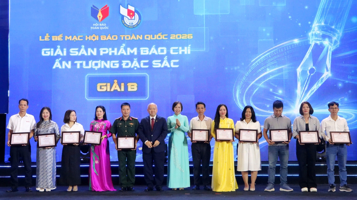 Bà Nguyễn Thị Ngọc DIệp, Phó Tổng biên tập Tap chí Kinh tế Việt Nam (thứ 2 từ trái qua) nhận giải B "Sản phẩm báo chí ấn tượng đặc sắc" mà Ban Tổ chức trao cho Tạp chí Kinh tế Việt Nam tại Hội báo toàn quốc 2026.