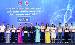 Bà Nguyễn Thị Ngọc DIệp, Phó Tổng biên tập Tap chí Kinh tế Việt Nam (thứ 2 từ trái qua) nhận giải B