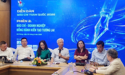 Mr. Mr. Dao Quang Binh (middle), Vice Chairman of the Editorial Board, General Director, and Managing Editor of Tap chi Kinh te Viet Nam / Vietnam Economic Magazine /VnEconomy, is speaking at the foum.