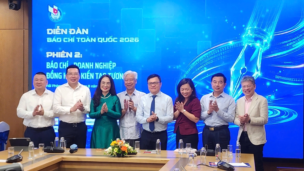 Các nhà báo và đại diện doanh nghiệp cùng phân tích để báo chí và doanh nghiệp củng cố niềm tin với nhau trong bối cảnh bùng nổ thông tin.