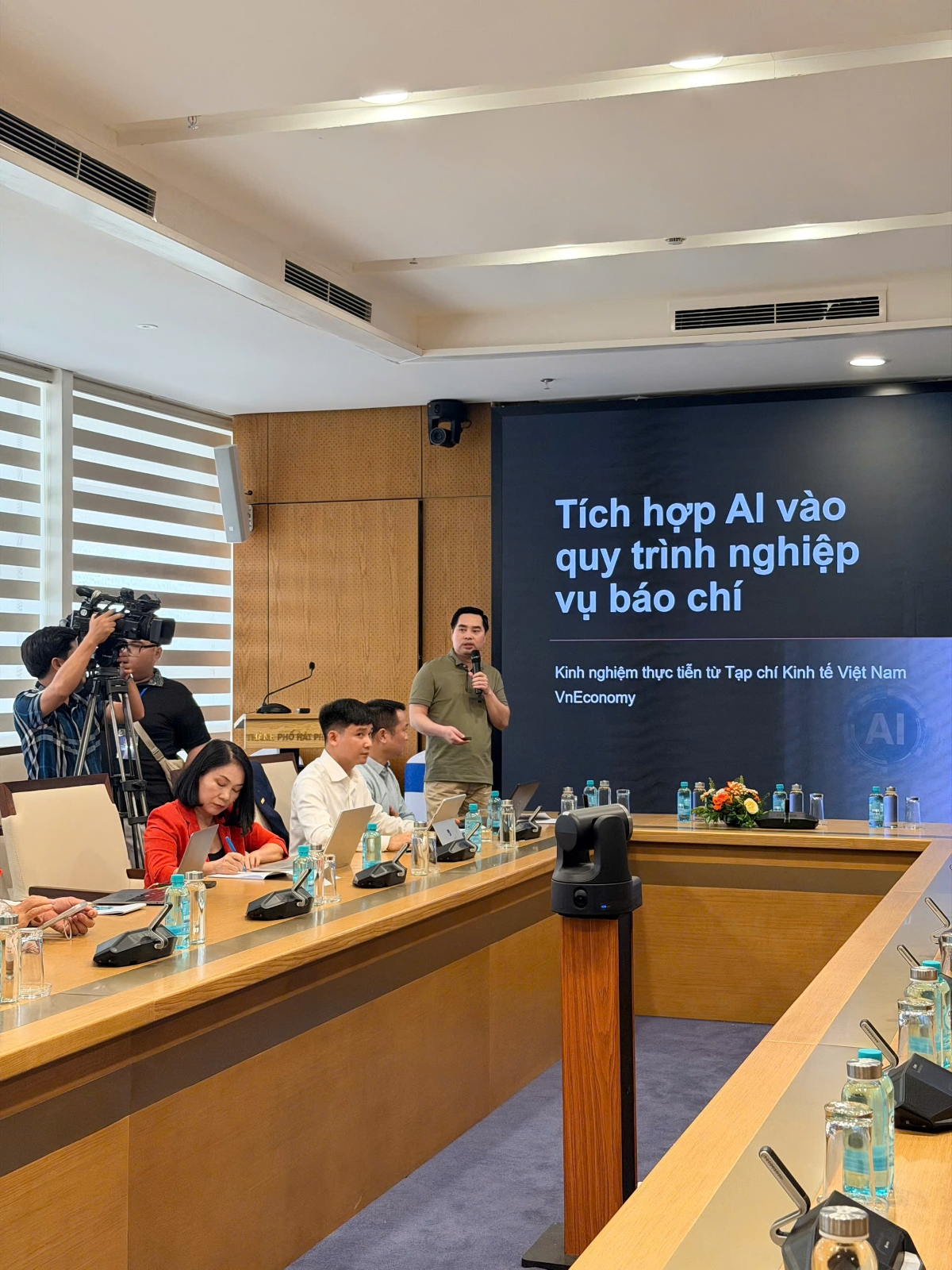 Tại Phiên thảo luận 7: "AI - Ứng dụng thế, áp dụng cái gì và kiểm soát ra sao tại các cơ quan báo chí Việt Nam, ông Nguyễn Sĩ Hoàng, Phó Tổng Thư ký tòa soạn Tạp chí Kinh tế Việt Nam - VnEconomy, trình bày tham luận: "Tích hợp AI vào quy trình nghiệp vụ báo chí - Kinh nghiệm thực tiễn từ Tạp chí Kinh tế Việt Nam - VnEconomy".