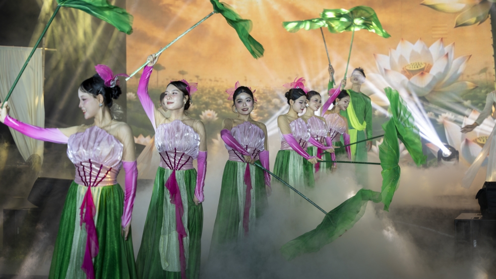 Chương trình nghệ thuật “Thức Thủy Show” mang đến không gian trình diễn giàu sắc màu, góp phần tôn vinh vẻ đẹp sen Huế và bản sắc văn hóa Cố đô.