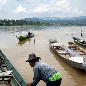 Ngư dân và thuyền đánh cá tại khu vực hợp lưu giữa sông Kok và sông Mekong ở miền Bắc Thái Lan. Các nhà khoa học cho biết đã phát hiện nồng độ asen trong khu vực cao gấp tới 9 lần ngưỡng được coi là nguy hiểm đối với sinh vật thủy sinh. Ảnh: AFP.