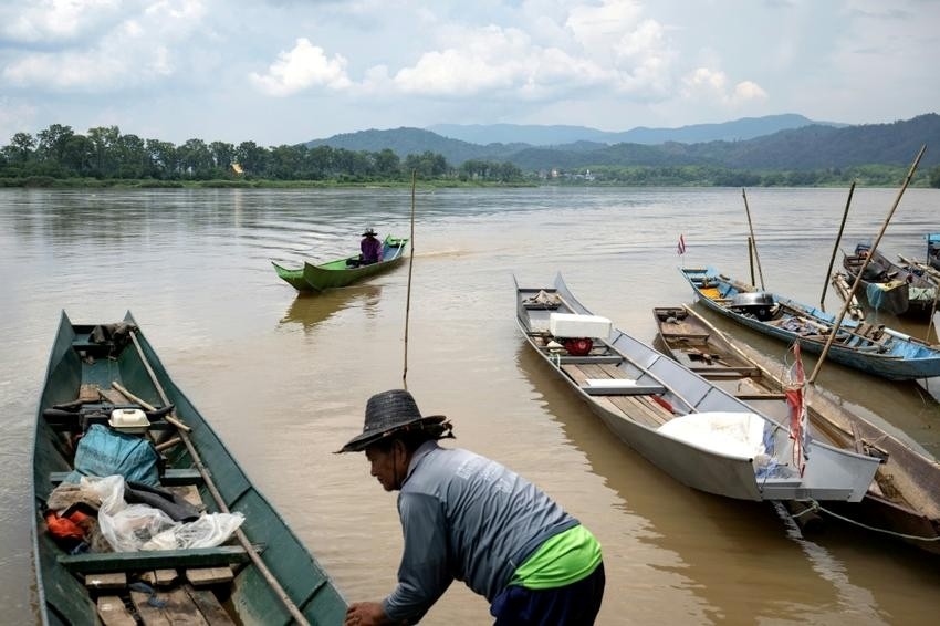 Ngư dân và thuyền đánh cá tại khu vực hợp lưu giữa sông Kok và sông Mekong ở miền Bắc Thái Lan. Các nhà khoa học cho biết đã phát hiện nồng độ asen trong khu vực cao gấp tới 9 lần ngưỡng được coi là nguy hiểm đối với sinh vật thủy sinh. Ảnh: AFP.