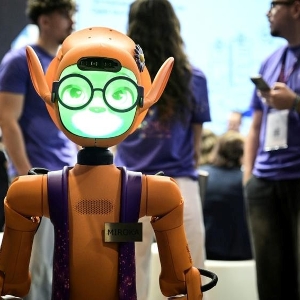 Robot Mirokai của Enchanted Tools hiện đã được triển khai tại các bệnh viện và sân bay để thực hiện nhiệm vụ đón tiếp, hướng dẫn khách. Ảnh: AFP/File.