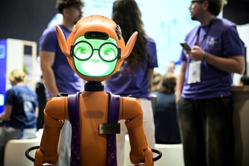 Robot Mirokai của Enchanted Tools hiện đã được triển khai tại các bệnh viện và sân bay để thực hiện nhiệm vụ đón tiếp, hướng dẫn khách. Ảnh: AFP/File.