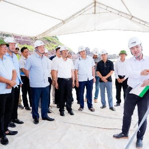 Bí thư Tỉnh uỷ Nghệ An Nguyễn Khắc Thận đã kiểm tra tiến độ thi công dự án Cảng nước sâu Cửa Lò tại xã Hải Lộc. Ảnh: Phạm Bằng
