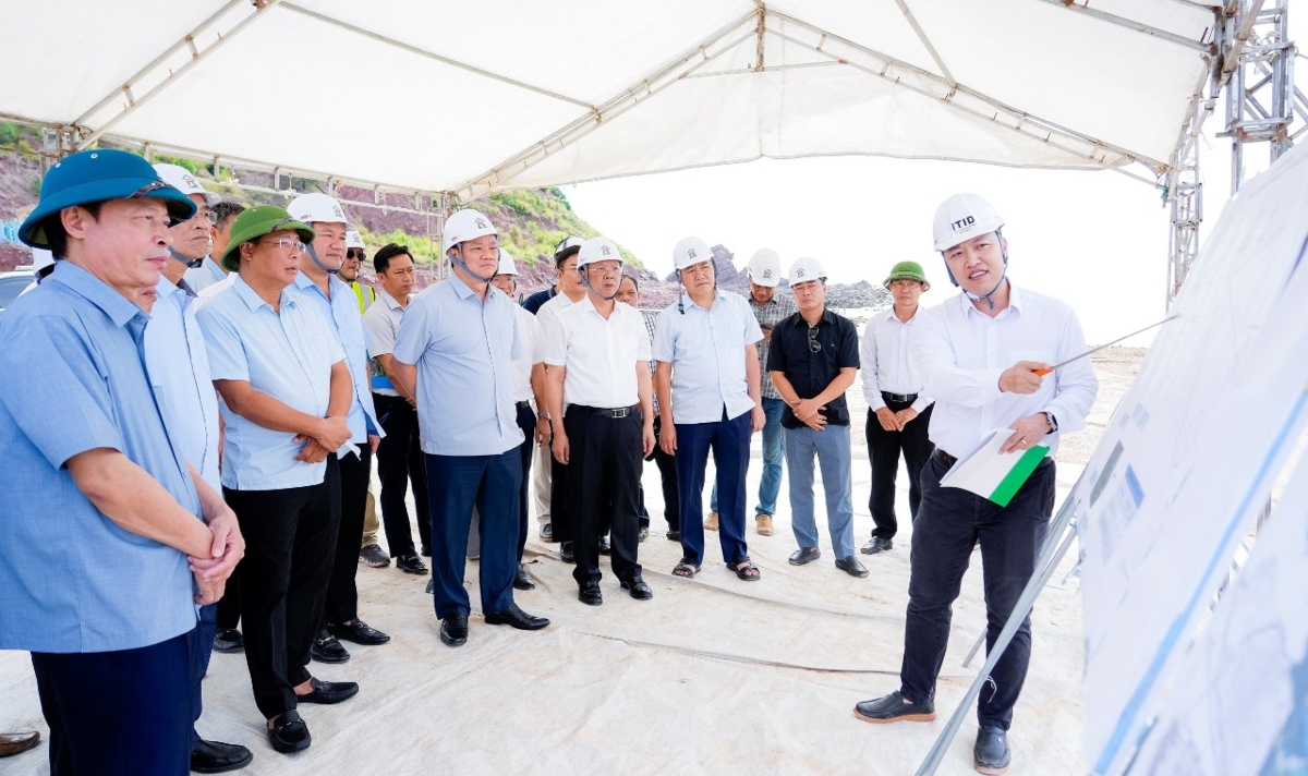 Bí thư Tỉnh uỷ Nghệ An Nguyễn Khắc Thận đã kiểm tra tiến độ thi công dự án Cảng nước sâu Cửa Lò tại xã Hải Lộc. Ảnh: Phạm Bằng