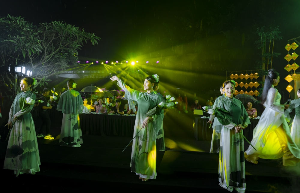 Kể chuyện hương sen bằng nghệ thuật.