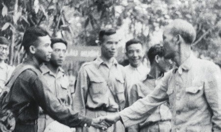 Đại diện giới văn hoá Việt Nam lên chúc thọ Chủ tịch Hồ Chí Minh trong dịp sinh nhật lần thứ 60 của (19-5-1950).