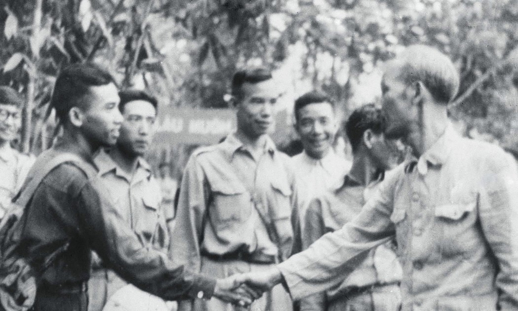Đại diện giới văn hoá Việt Nam lên chúc thọ Chủ tịch Hồ Chí Minh trong dịp sinh nhật lần thứ 60 của (19-5-1950).