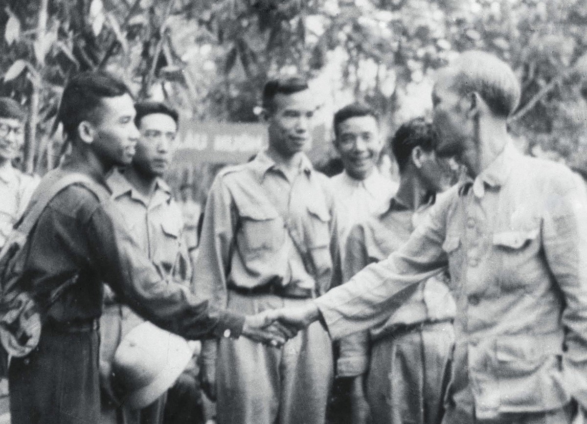 Đại diện giới văn hoá Việt Nam lên chúc thọ Chủ tịch Hồ Chí Minh trong dịp sinh nhật lần thứ 60 của (19-5-1950).
