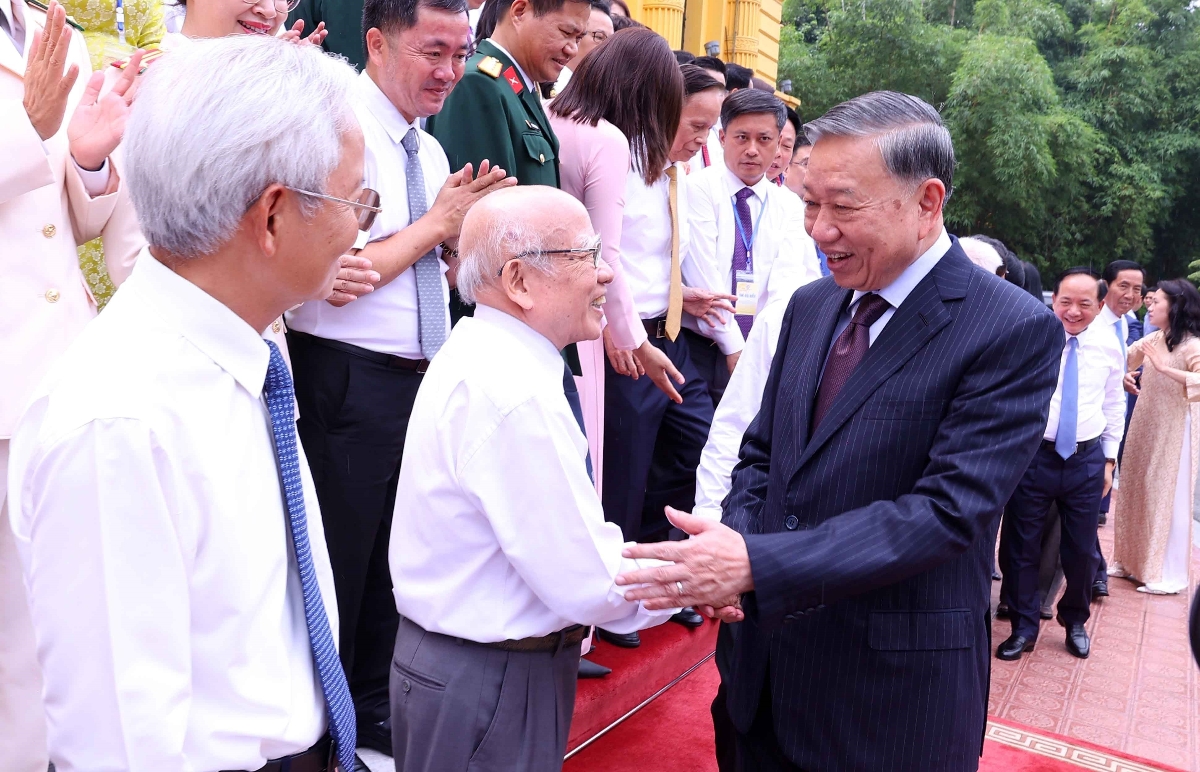 Tổng Bí thư, Chủ tịch nước Tô Lâm gặp mặt 101 nhà báo tiêu biểu, đoạt Giải Báo chí Quốc gia qua các năm, nhân dịp Kỷ niệm 101 năm Ngày Báo chí cách mạng Việt Nam - Ảnh: TTXVN