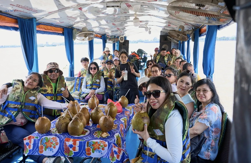 Đầu tháng 5, gần 900 khách MICE từ Indonesia đang đến TP.HCM theo nhiều đợt và tham quan các điểm đến miền Tây như Mỹ Tho.