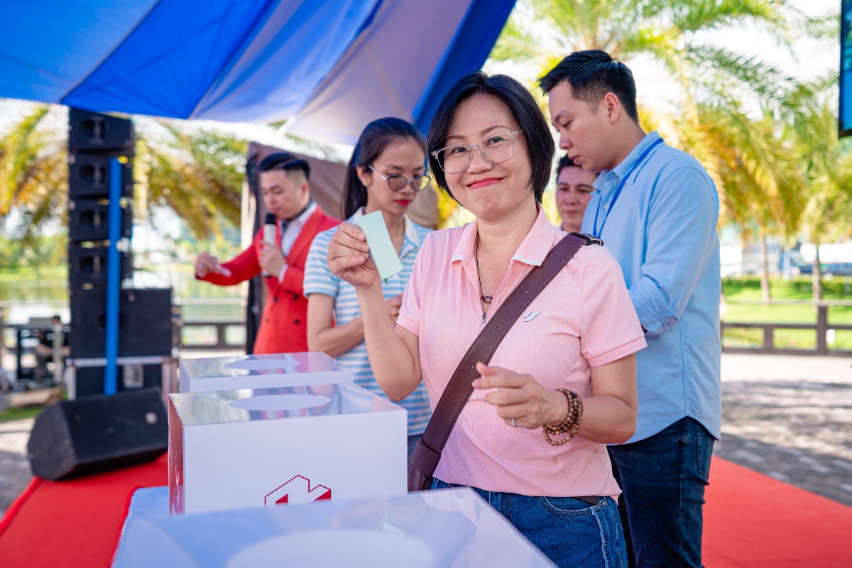 Niềm vui vỡ òa của khách hàng khi bốc thăm được quyền lựa chọn căn hộ mong muốn. Ảnh: Nam Long 2.