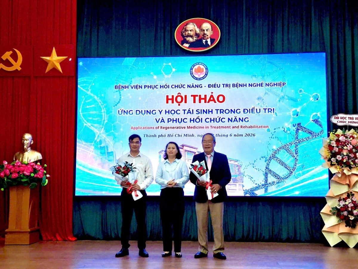 Các chuyên gia tại hội thảo “Ứng dụng Y học tái sinh trong điều trị và phục hồi chức năng”.
