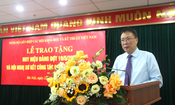 Đảng ủy VUSTA sơ kết 6 tháng đầu năm và trao huy hiệu Đảng cho 14 đảng viên