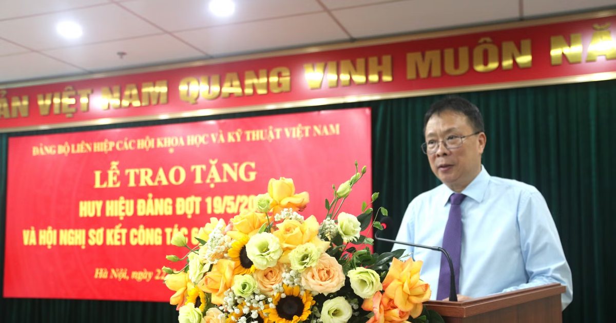Đảng ủy VUSTA sơ kết 6 tháng đầu năm và trao huy hiệu Đảng cho 14 đảng viên