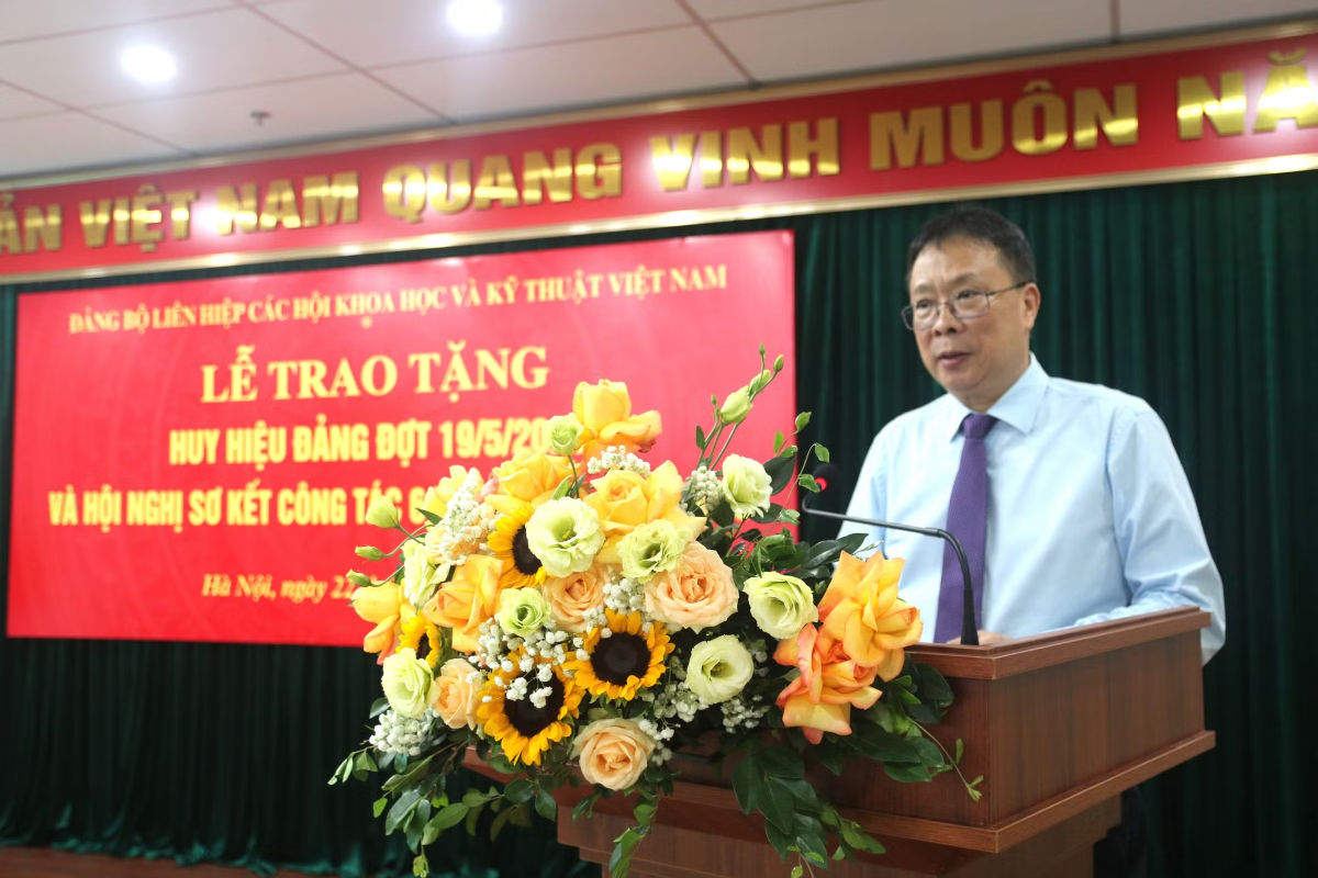 Bí thư Đảng ủy Liên hiệp Hội Việt Nam Châu Văn Minh phát biểu tại hội nghị. Ảnh: Mai Loan