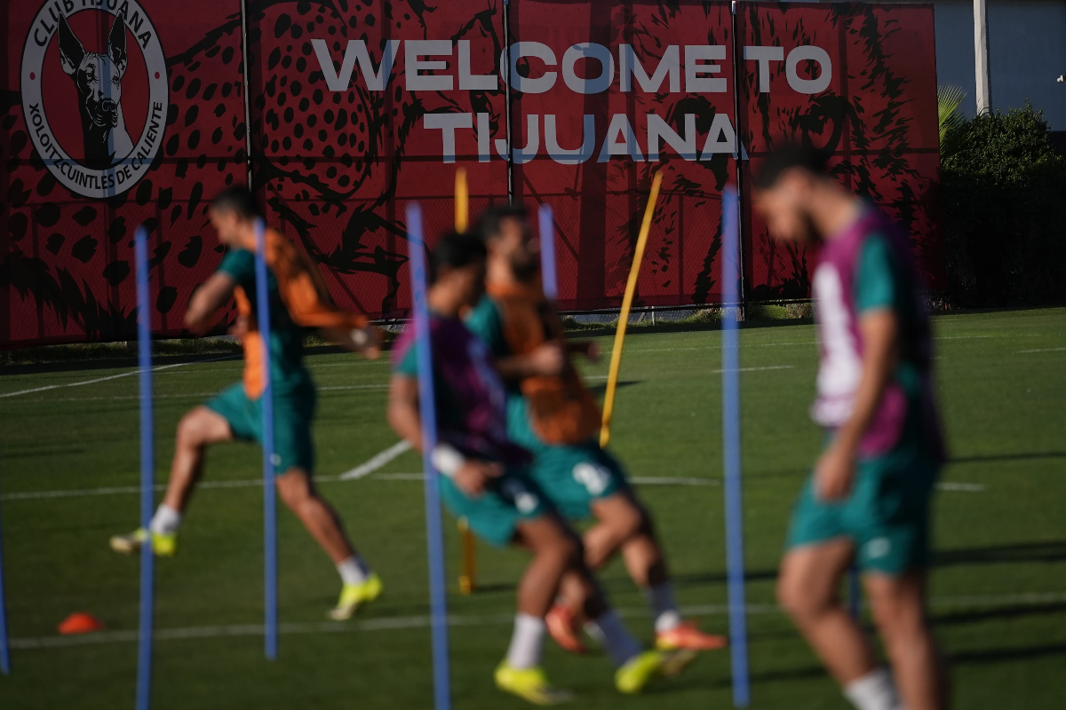 Các cầu thủ đội tuyển Iran tập luyện ngày 16/6 tại đại bản doanh ở Tijuana, Mexico. Ảnh: AP News
