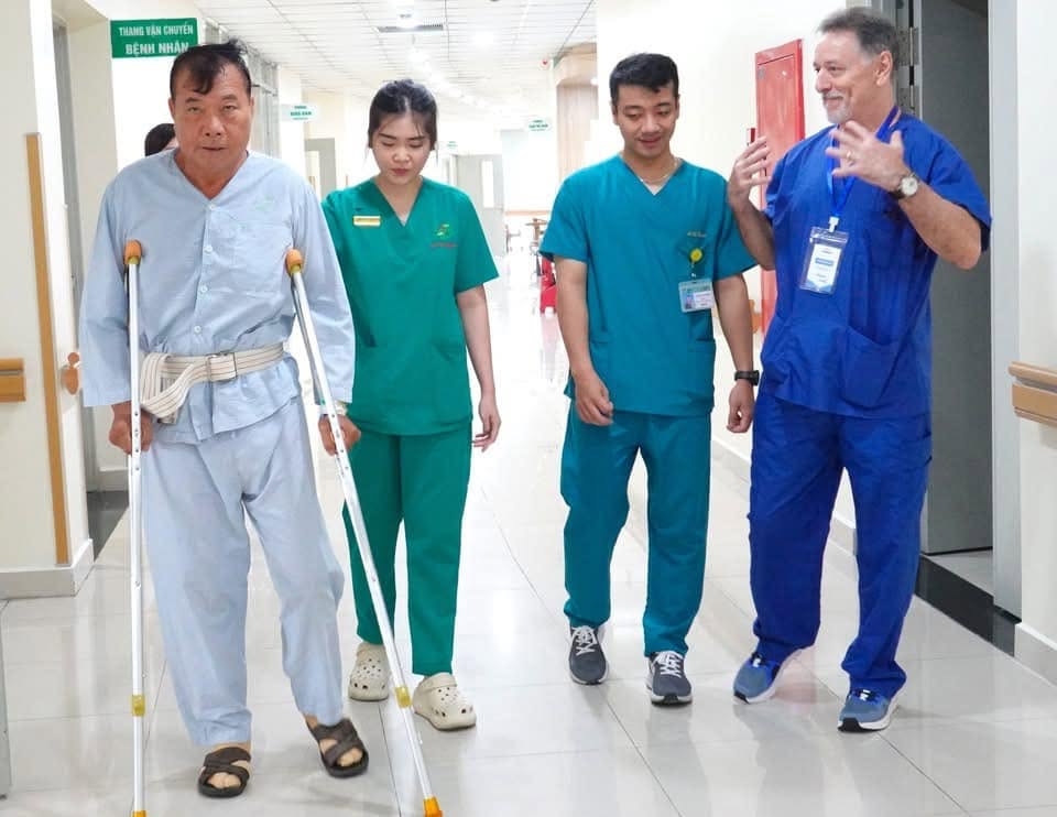 Các bác sĩ giúp bệnh nhân luyện tập tại khoa Phục hồi chức năng, Bệnh viện quân y 175.