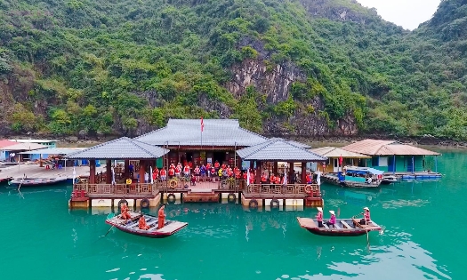 Hát giao duyên tại Trung tâm Văn hóa nổi Cửa Vạn.