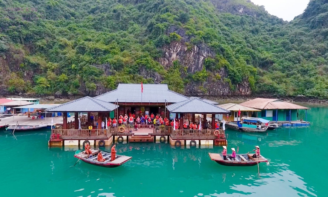 Hát giao duyên tại Trung tâm Văn hóa nổi Cửa Vạn.