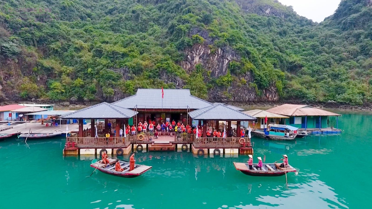 Hát giao duyên tại Trung tâm Văn hóa nổi Cửa Vạn.