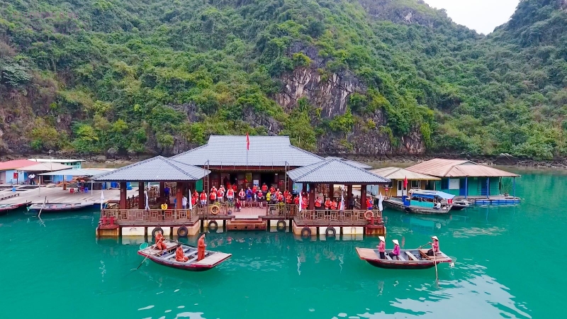 Hát giao duyên tại Trung tâm Văn hóa nổi Cửa Vạn.