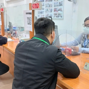 Người lao động làm thủ tục hưởng chế độ bảo hiểm thất nghiệp. Ảnh: Nhật Dương.