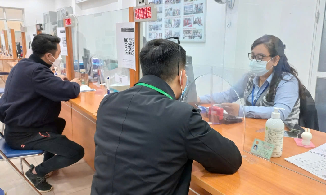 Người lao động làm thủ tục hưởng chế độ bảo hiểm thất nghiệp. Ảnh: Nhật Dương.