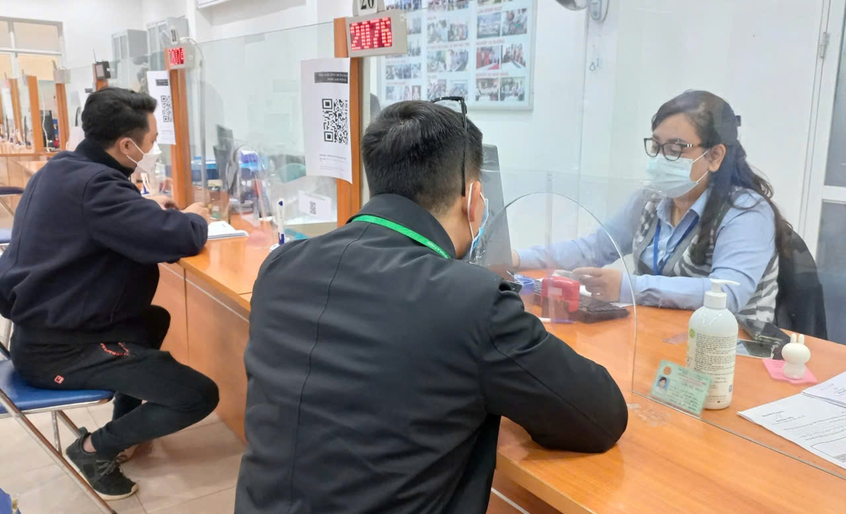 Người lao động làm thủ tục hưởng chế độ bảo hiểm thất nghiệp. Ảnh: Nhật Dương.
