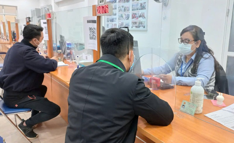 Người lao động làm thủ tục hưởng chế độ bảo hiểm thất nghiệp. Ảnh: Nhật Dương.