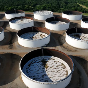 Một cơ sở lưu trữ dầu thô tại Cushing, bang Oklahoma, Mỹ nhìn từ trên cao ngày 9/6 - Ảnh: CNN.