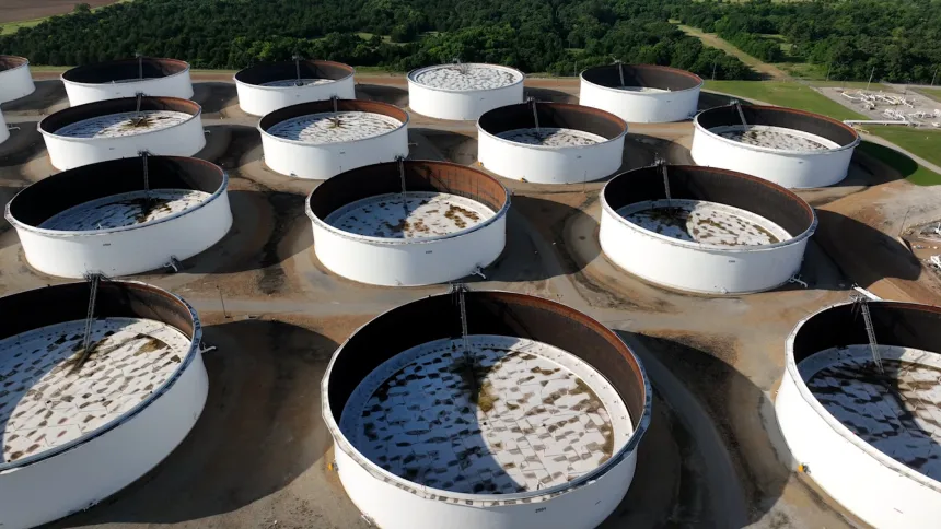 Một cơ sở lưu trữ dầu thô tại Cushing, bang Oklahoma, Mỹ nhìn từ trên cao ngày 9/6 - Ảnh: CNN.