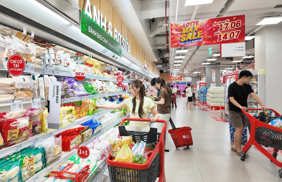 Trong suốt thời gian diễn ra chương trình, khách hàng có cơ hội mua sắm các sản phẩm theo nhu cầu với nhiều ưu đãi hấp dẫn.