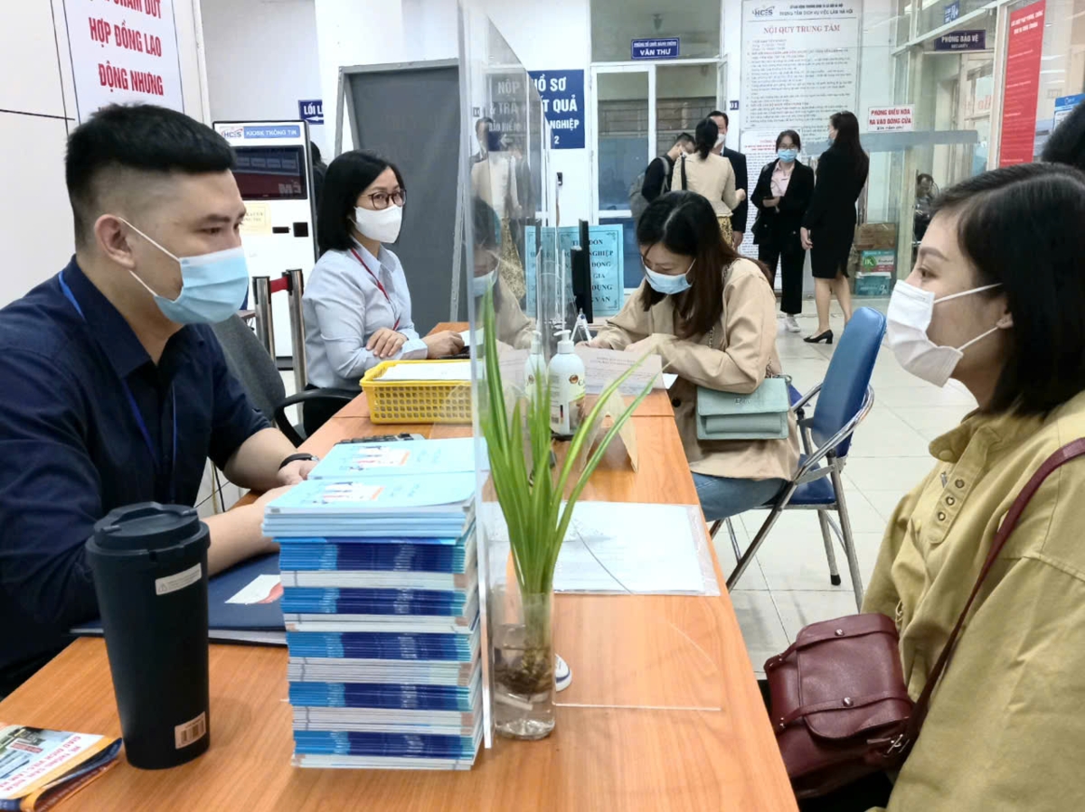 Tư vấn về quyền lợi của người lao động khi tham gia chính sách bảo hiểm thất nghiệp. Ảnh: Nhật Dương.