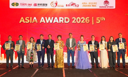 Vietnamese and international educators honoured at the forum. (Photo: Nguyen Sieu School)