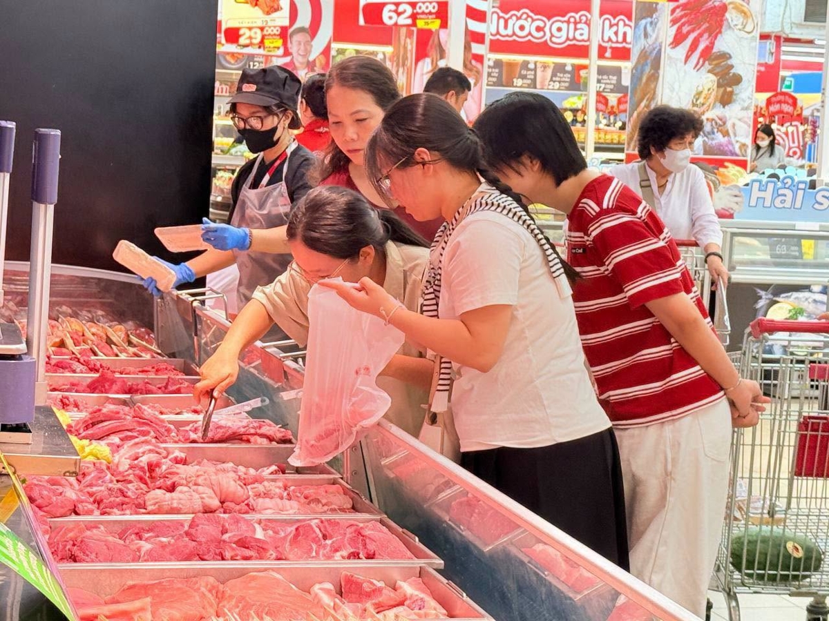 Một số mặt hàng được giới thiệu với mức giảm giá từ 40% đến 50% so với giá niêm yết.