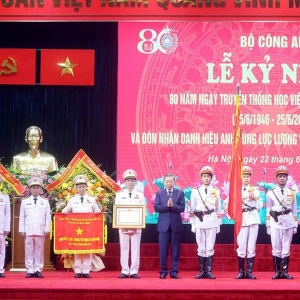 Tổng Bí thư, Chủ tịch nước Tô Lâm trao tặng danh hiệu Anh hùng lực lượng vũ trang nhân dân lần thứ 3 cho Học viện An ninh nhân dân - Ảnh: VGP