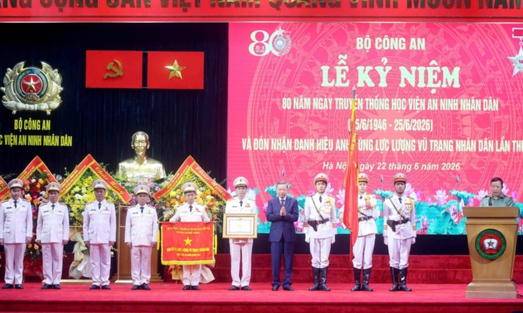 Tổng Bí thư, Chủ tịch nước Tô Lâm trao tặng danh hiệu Anh hùng lực lượng vũ trang nhân dân lần thứ 3 cho Học viện An ninh nhân dân - Ảnh: VGP