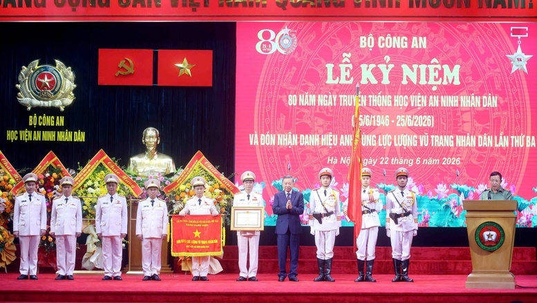 Tổng Bí thư, Chủ tịch nước Tô Lâm trao tặng danh hiệu Anh hùng lực lượng vũ trang nhân dân lần thứ 3 cho Học viện An ninh nhân dân - Ảnh: VGP