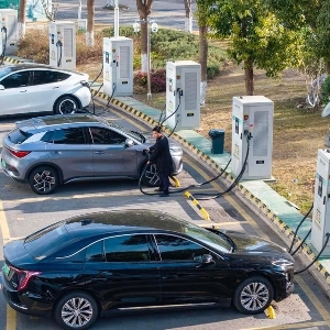 Một trạm sạc xe điện tại thành phố Thái Châu, tỉnh Giang Tô, Trung Quốc. Ảnh: Xinhua