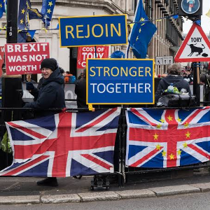 Người biểu tình phản đối Brexit bên ngoài tòa nhà Quốc hội Anh ở London, nhân kỷ niệm 4 năm Anh chính thức rời EU ngày 31/1/2024 - Ảnh: Getty Images