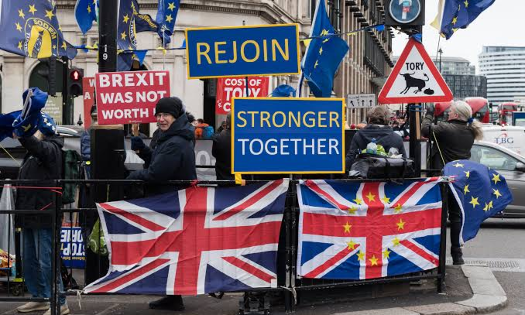 Người biểu tình phản đối Brexit bên ngoài tòa nhà Quốc hội Anh ở London, nhân kỷ niệm 4 năm Anh chính thức rời EU ngày 31/1/2024 - Ảnh: Getty Images