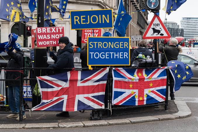 Người biểu tình phản đối Brexit bên ngoài tòa nhà Quốc hội Anh ở London, nhân kỷ niệm 4 năm Anh chính thức rời EU ngày 31/1/2024 - Ảnh: Getty Images