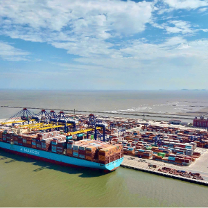 “Siêu tàu” container MATZ MAERSK có chiều dài gần 400m, ngang 60m, sức chở 18.270 TEU, là tàu lớn nhất cập cảng Hải Phòng từ trước đến nay.