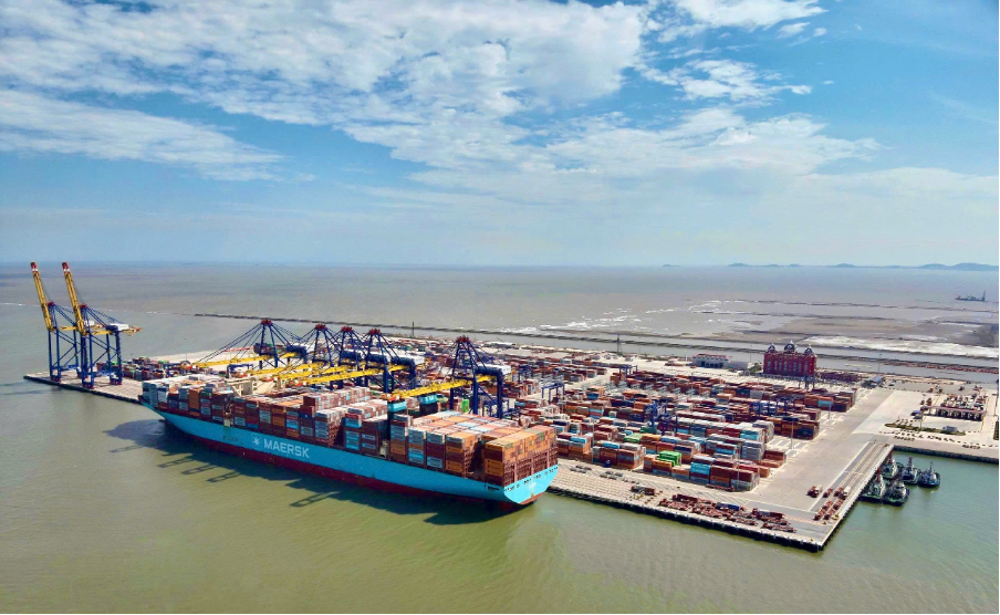 “Siêu tàu” container MATZ MAERSK có chiều dài gần 400m, ngang 60m, sức chở 18.270 TEU, là tàu lớn nhất cập cảng Hải Phòng từ trước đến nay.