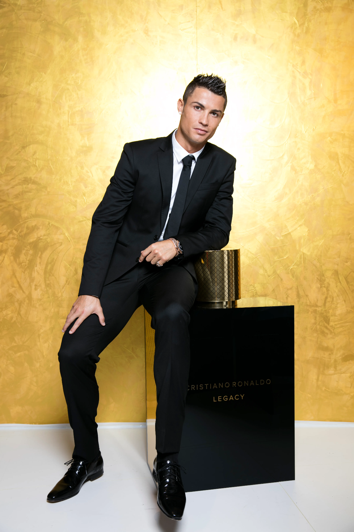 Cristiano Ronaldo lịch lãm khi quảng bá một sản phẩm nước hoa.